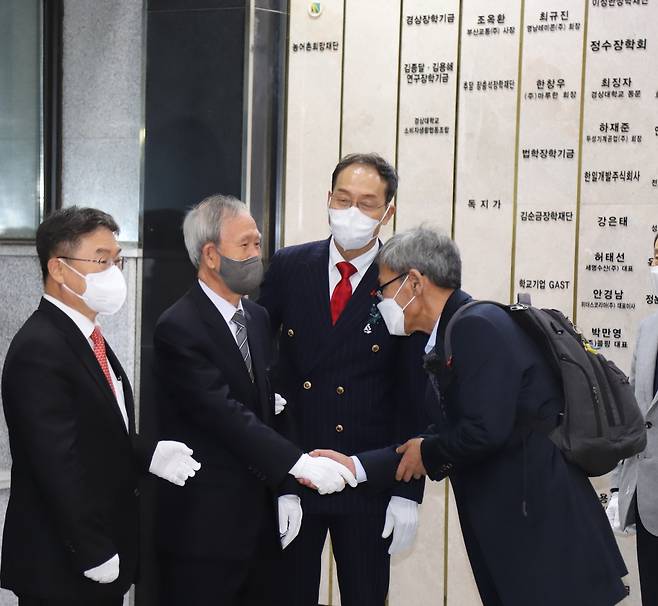 김장하 선생은 2021년 12월  장학사업 등을 벌인 재단법인 남성문화재단을 해산하고 남은 재산 34억 5000만원을 경상국립대로 이관했다. 경상국립대가 연 ‘재산 수증증서 전달식’에서 김장하 선생(왼쪽 두 번째)과 김주완 기자와 악수하고 있다. 김장하 선생은 이 전달식을 두고 “버렸으면 미련 없이 버려야지. 줬으면 그만이지. 감사패 그거 뭐 하려고”라고 말했다고 한다. 김주완 기자 제공