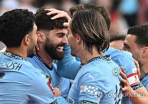 펩 과르디올라 감독이 이끄는 맨체스터 시티가 28일(한국시각) 영국 런던에 있는 웸블리 스타디움에서 열린 노팅엄 포레스트와의 FA컵 준결승전에서 2-0으로 승리했다.&nbsp;  프리미어리그에서 돌풍을 일으키는 노팅엄을 컵대회에서 만난 맨시티는 돌풍을 잠재우며 결승 진출에 성공했다. 맨시티는 지난 세 시즌 연속 결승전에 진출하면서 두 시즌 만에 우승 도전에 나선다. 연합뉴스