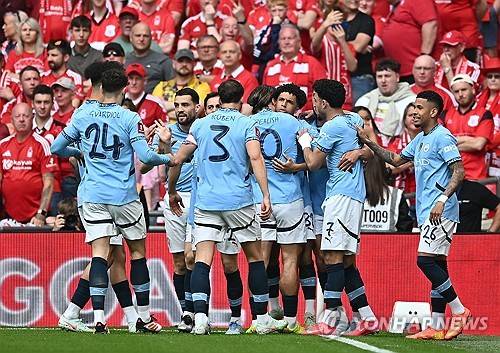 펩 과르디올라 감독이 이끄는 맨체스터 시티가 28일(한국시각) 영국 런던에 있는 웸블리 스타디움에서 열린 노팅엄 포레스트와의 FA컵 준결승전에서 2-0으로 승리했다.&nbsp;  프리미어리그에서 돌풍을 일으키는 노팅엄을 컵대회에서 만난 맨시티는 돌풍을 잠재우며 결승 진출에 성공했다. 맨시티는 지난 세 시즌 연속 결승전에 진출하면서 두 시즌 만에 우승 도전에 나선다. 연합뉴스