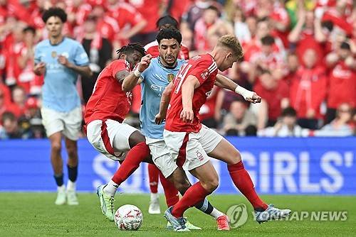 펩 과르디올라 감독이 이끄는 맨체스터 시티가 28일(한국시각) 영국 런던에 있는 웸블리 스타디움에서 열린 노팅엄 포레스트와의 FA컵 준결승전에서 2-0으로 승리했다.&nbsp;  프리미어리그에서 돌풍을 일으키는 노팅엄을 컵대회에서 만난 맨시티는 돌풍을 잠재우며 결승 진출에 성공했다. 맨시티는 지난 세 시즌 연속 결승전에 진출하면서 두 시즌 만에 우승 도전에 나선다. 연합뉴스