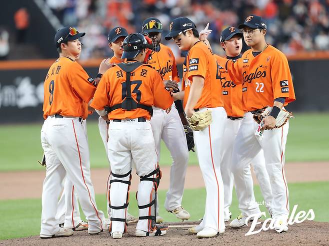 2025 시즌 초반 3위를 달리고 있는 한화 이글스가 오는 29일부터 내달 7일까지 LG 트윈스, KIA 타이거즈, 삼성 라이온즈와 차례로 격돌하는 9연전에서 최소 3위 수성은 물론 선두권 도약을 노린다. 사진 한화 이글스