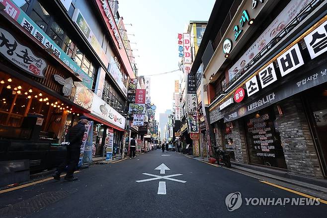 우울한 연말..한산한 식당가 (서울=연합뉴스) 이정훈 기자 = 31일 서울 종로구 식당가가 한산한 모습이다. 12·3 비상계엄 사태로 연말 모임이 줄줄이 취소된 데 이어 지난 29일 무안국제공항에서 제주항공 여객기 참사까지 발생하면서 골목상권이 꽁꽁 얼어붙었다. 정부가 다음 달 4일까지 국가 애도 기간으로 정하면서 기업 송년회가 미뤄지는 등 크고 작은 모임이 취소되는 분위기다. 2024.12.31 uwg806@yna.co.kr