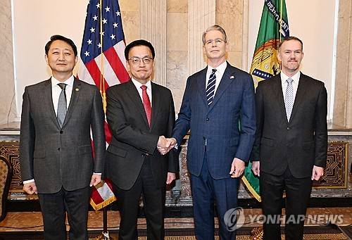 한미 2+2 통상 협의 (서울=연합뉴스) 주요 20개국(G20) 재무장관회의 및 국제통화금융위원회(IMFC)'에 참석차 미국 워싱턴D.C를 방문한 최상목 부총리 겸 기획재정부 장관이 안덕근 산업통상자원부 장관과 함께 24일(현지시간) 미국 워싱턴 DC 재무부에서 열린 '한-미 2+2 통상협의(Trade Consultation)'에서 기념 촬영하고 있다. (왼쪽부터) 안 산업부 장관, 최 부총리, 스콧 베센트 미 재무장관, 제이미슨 그리어 미국무역대표부(USTR) 대표. 2025.4.24 
[기획재정부 제공. 재판매 및 DB 금지] hkmpooh@yna.co.kr