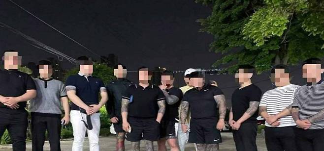 폭력조직원 출소식 단체사진 [인천지검 제공. 재판매 및 DB 금지]