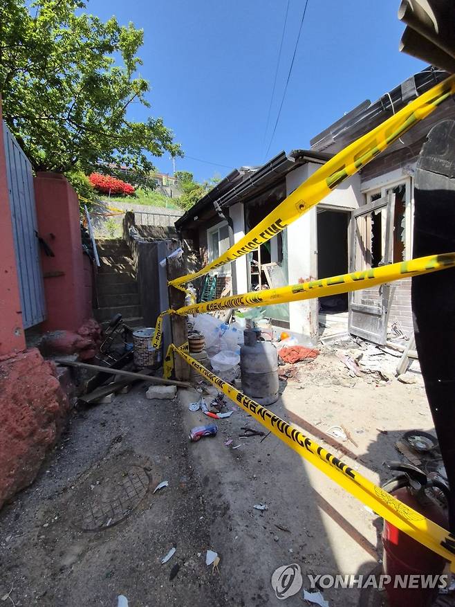 폴리스라인 설치된 강릉 입암동 주택가 (강릉=연합뉴스) 류호준 기자 = 28일 오전 강원 강릉시 입암동 한 주택가에 폴리스라인이 설치돼 있다.
    소방당국 등에 따르면 전날 오후 4시 32분께 이곳에서 포탄 폭발로 추정되는 사고가 발생했다. 2025.4.28 ryu@yna.co.kr