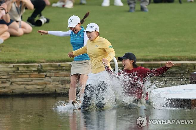 호수에 뛰어드는 사이고(가운데) [게티이미지/AFP=연합뉴스]