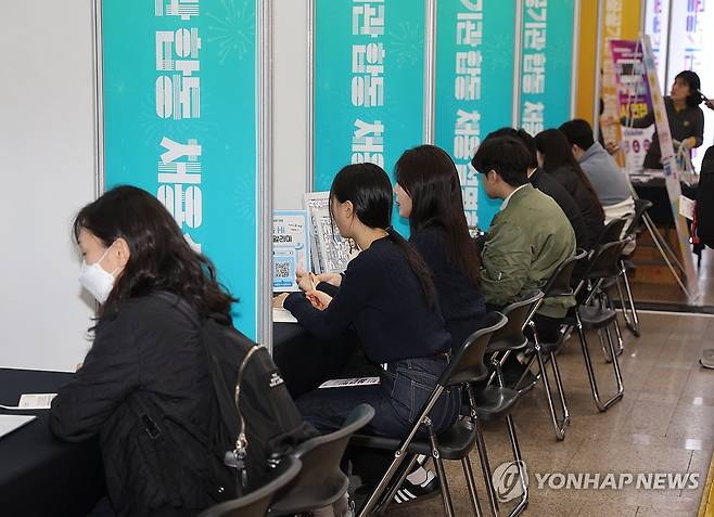 2025 지역인재 공공기관 합동 채용설명회서 상담하는 취업준비생들 (부산=연합뉴스) 강선배 기자 = 부산 혁신도시와 함께하는 '2025 지역인재 공공기관 합동 채용설명회'가 열린 8일 부산시 연제구 시청 로비에서 참가 취업준비생들이 고졸 채용지원 부스에서 맞춤형 상담을 하고 있다. 2025.4.8 sbkang@yna.co.kr