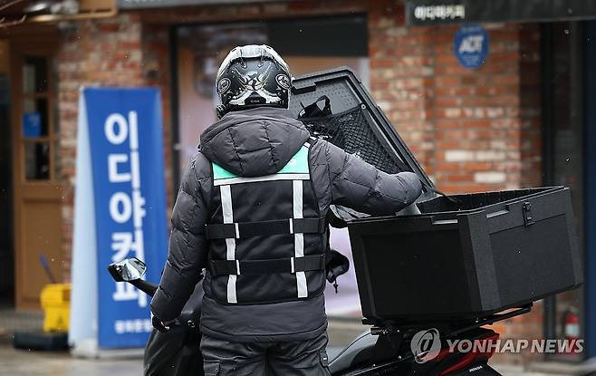배달앱 차등 수수료 도입에도 '이중가격' 확산 (서울=연합뉴스) 김인철 기자 = 최근 배달앱 차등 수수료가 도입되면서 적지 않은 점주들의 수수료율이 낮아졌음에도 이중가격제를 도입하는 외식업체나 점주들이 늘고 있는 것으로 나타났다. 이디야커피, 맘스터치, 굽네치킨 등의 전체 매장이나 일부 매장에서 배달 메뉴 가격이 인상된 가운데 이디야커피는 18일부터 '배달 전용 판매가'를 운영한다.
    사진은 이날 서울 시내에서 대기 중인 배달 기사 모습. 2025.3.18 yatoya@yna.co.kr