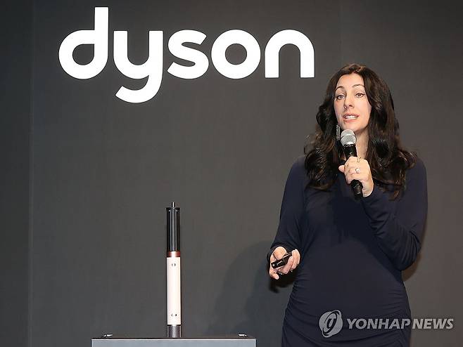 다이슨, '에어랩 코안다 2x' 소개 (서울=연합뉴스) 이재희 기자 = 28일 서울 성동구 XYZ서울에서 열린 다이슨 프레스 기술 소개 행사에서 캐슬린 피어스 다이슨 뷰티 부문 총괄이 신제품 '에어랩 코안다 2x 멀티 스타일러 앤 드라이어'를 소개하고 있다. 2025.4.28 scape@yna.co.kr