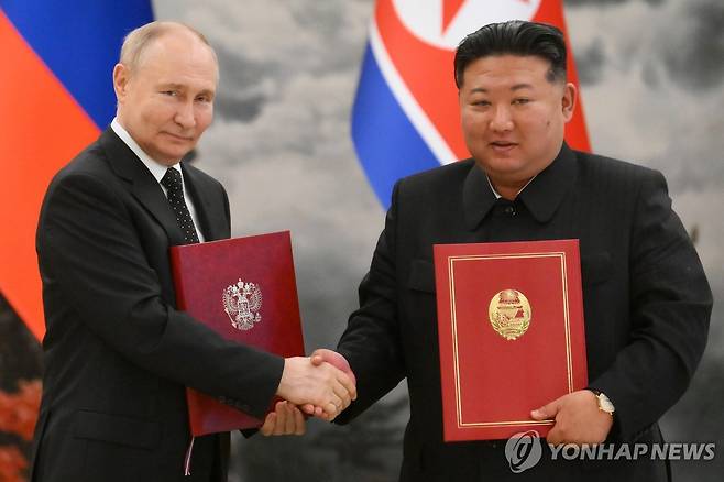 지난해 6월 19일 '포괄적인 전략적 동반자 관계 조약'에 서명한 푸틴 러시아 대통령(왼쪽)과 김정은 북한 국무위원장 [EPA=연합뉴스 자료사진. 재판매 및 DB 금지]
