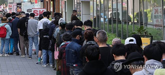 SKT, 유심 교체 기다리는 시민들 (서울=연합뉴스) 이진욱 기자 = 가입자 유심(USIM) 정보를 탈취당한 SK텔레콤이 유심 무료교체 서비스를 시작한 28일 서울 시내 한 SKT 대리점에서 시민들이 유심 교체를 위해 줄을 서 차례를 기다리고 있다. 2025.4.28 cityboy@yna.co.kr