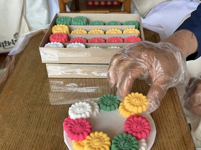 켜켜이 쌓아 올린 고임상      (서울=연합뉴스) 김예나 기자 = 28일 서울 종로구 경복궁 내소주방에서 '궁중 새내기'들이 각색당(사탕)을 켜켜이 쌓아 올리는 고임상을 만들고 있다. 봄 궁중문화축전은 경복궁·창덕궁·덕수궁·창경궁·경희궁 등 서울의 5대 궁과 종묘에서 다음 달 4일까지 펼쳐진다. 2025.4.28
   yes@yna.co.kr