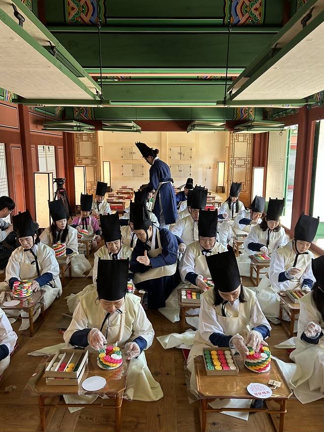 '차곡차곡 정성껏'     (서울=연합뉴스) 김예나 기자 = 28일 서울 종로구 경복궁 내소주방에서 '궁중 새내기'들이 각색당(사탕)을 켜켜이 쌓아 올리는 고임상을 만들고 있다. 봄 궁중문화축전은 경복궁·창덕궁·덕수궁·창경궁·경희궁 등 서울의 5대 궁과 종묘에서 다음 달 4일까지 펼쳐진다. 2025.4.28
   yes@yna.co.kr