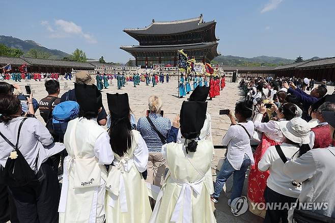전통을 향한 관심 (서울=연합뉴스) 임화영 기자 = 28일 서울 종로구 경복궁에서 궁중 일상을 재현한 '시간여행, 세종' 공연을 시민 및 외국인 관람객들이 즐기고 있다. 2025.4.28 hwayoung7@yna.co.kr