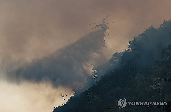대구 산불 진화하는 헬기 (대구=연합뉴스) 윤관식 기자 = 28일 오후 2시 1분께 대구 북구 노곡동 함지산에서 발생한 산불이 확산하는 가운데 헬기가 산불을 끄고 있다. 2025.4.28 psik@yna.co.kr