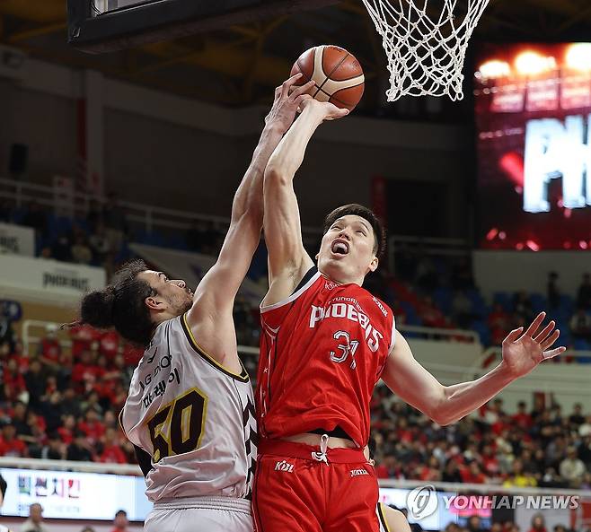 슛 막는 마레이 (울산=연합뉴스) 김용태 기자 = 28일 울산 동천체육관에서 열린 2024-2025 KCC 프로농구 4강 플레이오프 울산 현대모비스와 창원 LG의 3차전에서 LG 마레이가 현대모비스 장재석의 슛을 쳐내고 있다. 2025.4.28 yongtae@yna.co.kr