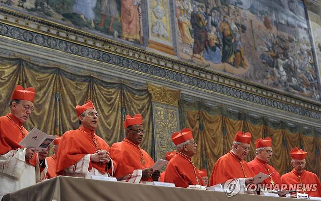 2013년 콘클라베 시작전 성가 부르는 추기경들 [AFP 연합뉴스 자료사진. 재판매 및 DB 금지]
