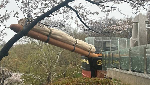 인천시 중구가 최근 자유공원에 새롭게 조성한 서양 범선 형태의 전망대를 두고 논란이 일었다. <독자 제공>