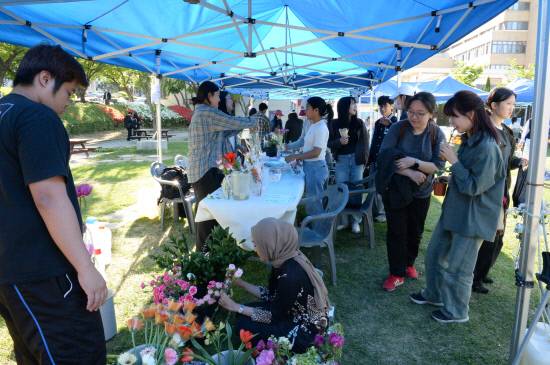 지난 28일부터 이틀간 경상국립대 가좌캠퍼스 중앙도서관 옆 잔디광장에서 진행된 '창업동아리 체험활동 전시회'에서 학생들이 다양한 체험활동을 하고 있다.