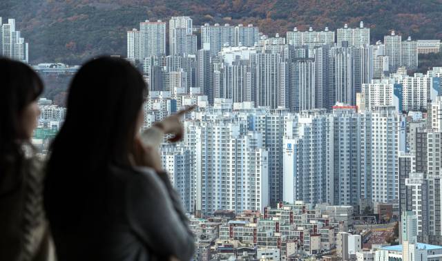 부산 롯데호텔에서 바라본 부산 도심의 아파트 단지. 김종진 기자 kjj1761@