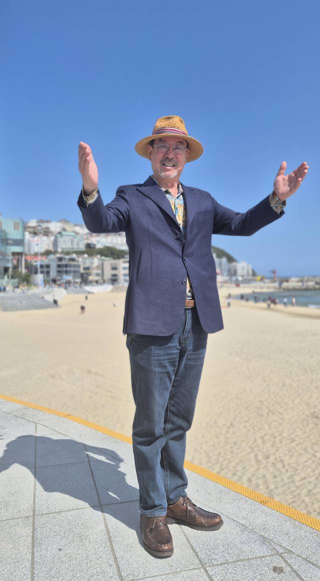 가수 윤수일이 내달 부산 벡스코 콘서트를 앞두고 해운대해수욕장에서 포즈를 취하고 있다. 박석호 기자