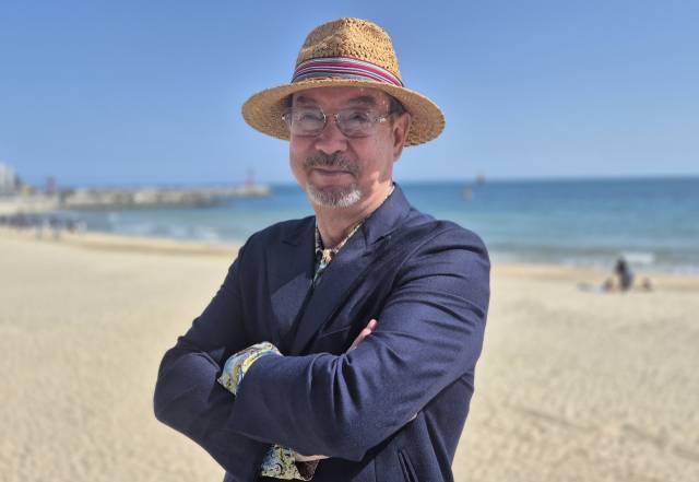 가수 윤수일이 내달 부산 벡스코 콘서트를 앞두고 해운대해수욕장에서 포즈를 취하고 있다. 박석호 기자