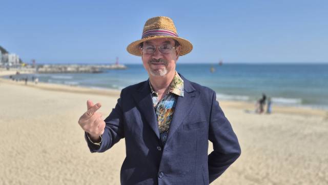 가수 윤수일이 내달 부산 벡스코 콘서트를 앞두고 해운대해수욕장에서 포즈를 취하고 있다. 박석호 기자