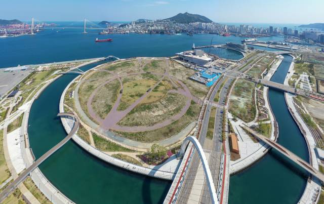 부산의 오래된 염원인 ‘바다 야구장’ 건립 논의가 다시 수면 위로 오르고 있다. 29일 ‘바다 야구장’ 부지로 주목받고 있는 북항 재개발 1단지 내 ‘랜드마크’ 부지. 김종진 기자 kjj1761@