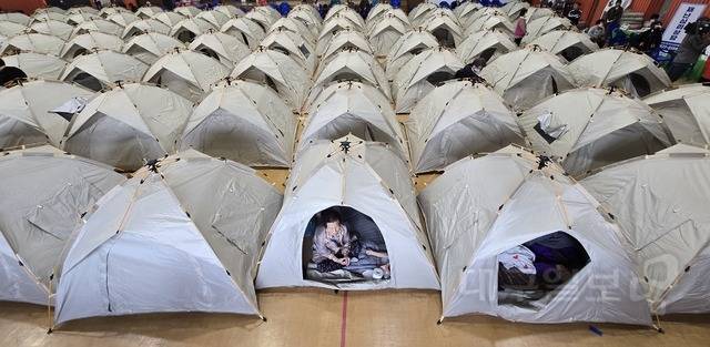 대구 북구 함지산 산불 발생 이틀째인 29일 오전 북구 팔달초등학교 강당에 설치된 대피소에서 주민이 휴식을 취하고 있다. 김진홍 기자