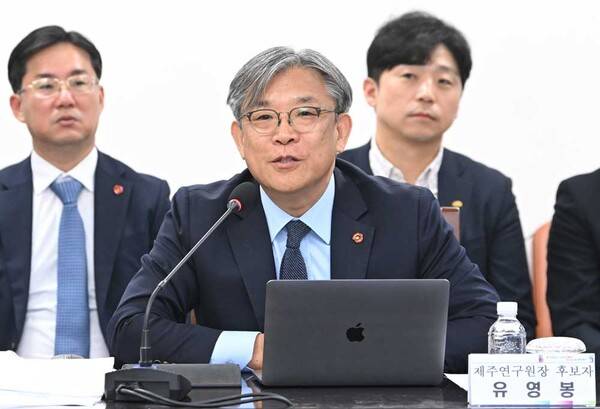 제주특별자치도의회 행정자치위원회 인사청문회를 통과한 유영봉 제주연구원장 후보자. 사진=제주도의회 ⓒ제주의소리