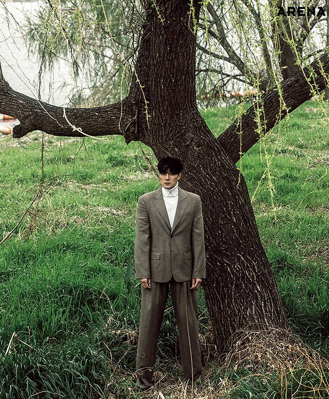 재킷·팬츠·터틀넥 톱 모두 버버리, 부츠 구찌 제품.