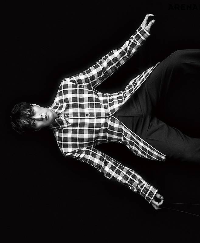 체크 오버셔츠 보테가 베네타, 팬츠 페라가모 제품.