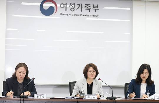 김영옥 여성가족부 청소년 자립지원과장이 29일(화) 오전 정부서울청사에서 '2024 위기청소년 지원기관 이용자 생활실태조사' 주요내용을 발표하고 취재진의 질의에 답변하고 있다. (사진=여성가족부)