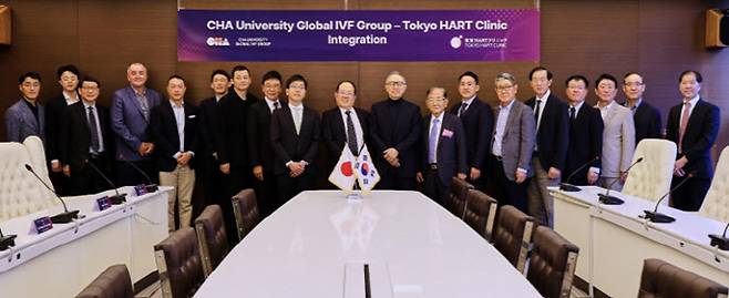 차광렬 차병원·바이오그룹 글로벌종합연구소장(오른쪽 아홉번째), 차원태 차 의과학대학교 총장(오른쪽 일곱번째), 오카 치카히로 하트클리닉 원장(왼쪽 열번째), 오카 카즈히코 하트클리닉 부원장(왼쪽 아홉번째) 등 호주, 싱가포르, 일본 등 글로벌 차병원 대표들이 함께 기념사진을 촬영하고 있다.
