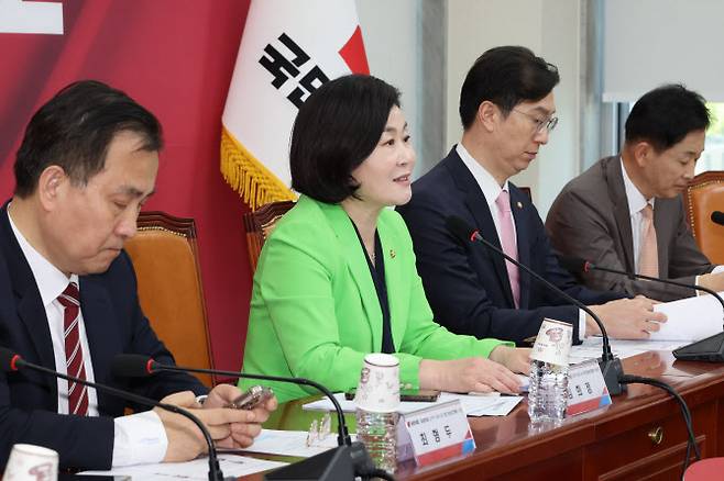 29일 서울 여의도 국회에서 열린 국민의힘 ‘SK텔레콤 소비자 권익 및 개인정보 보호 TF’ 사전회의에서 위원장을 맡은 김희정 의원이 발언하고 있다.(사진 = 연합뉴스)