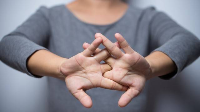 관절을 움직일 때 소리와 통증이 동반된다면 질환을 의심해야 한다｜출처: 게티이미지뱅크