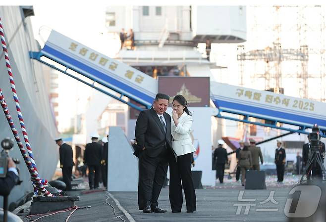 (평양 노동신문=뉴스1) = 김정은 북한 노동당 총비서와 딸 주애가 지난 25일에 열린 5000톤(t)급 신형 구축함 진수기념식에 참석했다. 노동당 기관지 노동신문은 주애가 김 총비서에게 귓속말을 하는 모습을 부각해 보도하며 '백두혈통' 주애의 입지를 강조했다. [국내에서만 사용가능. 재배포 금지. DB 금지. For Use Only in the Republic of Korea. Redistribution Prohibited] rodongphoto@news1.kr