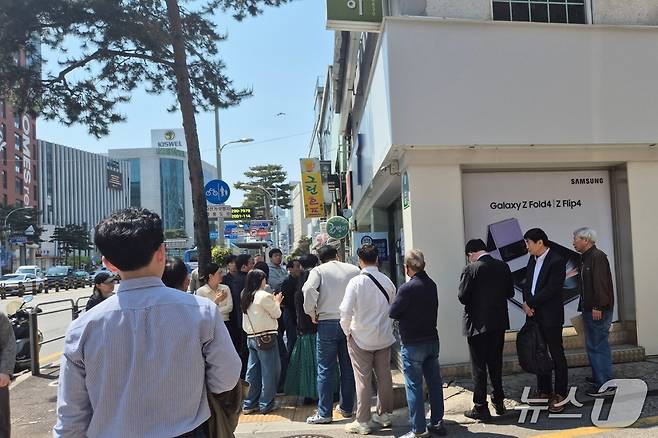 SK텔레콤이 무료 유심 교체 서비스를 개시한 28일 서울 충무로역 인근 한 T월드 매장 앞의 모습 ⓒ 뉴스1 남해인 기자