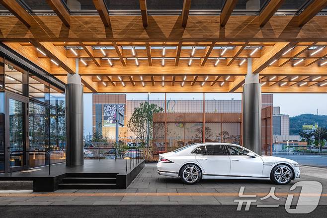 제네시스 브랜드가 하남, 강남, 수지, 안성에 이은 국내 다섯 번째 전용 전시관 '제네시스 청주'를 25일 공식 개관한다. 사진은 '제네시스 청주' 시승 라운지. (현대차·기아 제공. 재판매 및 DB 금지) 2025.4.25/뉴스1