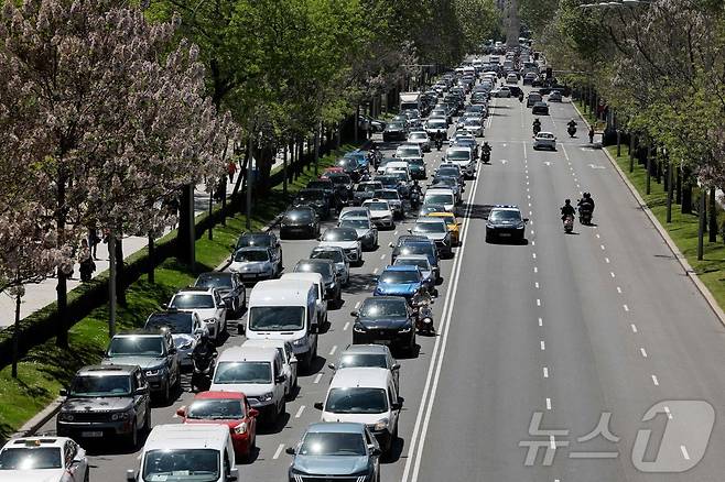 이베리아 반도에 대규모 정전이 발생한 28일(현지시간) 스페인 마드리드에서 경찰차량이 작동이 정지된 신호등 아래를 순찰하고 있다. ⓒ AFP=뉴스1