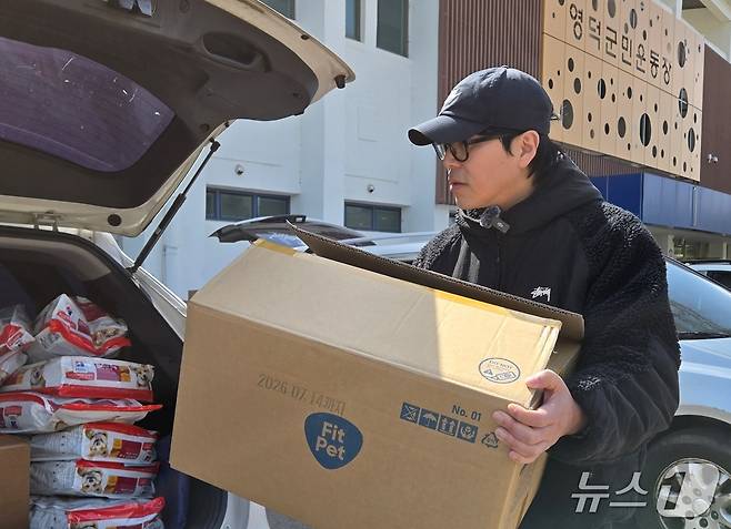 나응식 수의사가 15일 경북 산불 피해 현장에서 사료를 나르고 있다(핏펫 제공). ⓒ 뉴스1