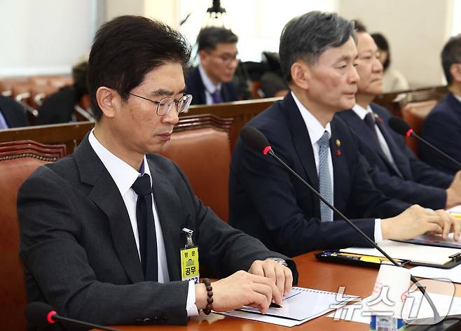 김봉식 서울경찰청장(왼쪽)이 5일 오전 서울 여의도 국회에서 열린 비상계엄 관련 행정안전위원회 전체회의에 굳은 표정으로 출석해 있다. 오른쪽은 조지호 경찰청장. 2024.12.5/뉴스1 ⓒ News1 김민지 기자