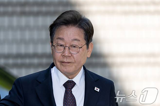 이재명 더불어민주당 대선 후보가 29일 오전 서울 서초구 서울중앙지방법원에서 열린 '대장동 배임 및 성남FC 뇌물' 1심 속행 공판에 출석하고 있다. 2025.4.29/뉴스1 ⓒ News1 이승배 기자