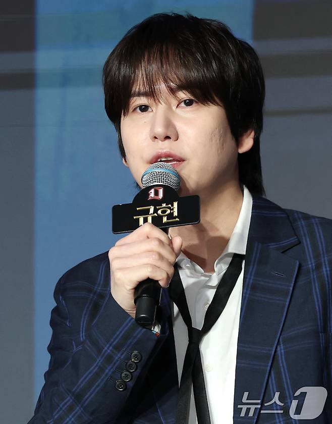 슈퍼주니어 규현이 29일 서울 마포구 호텔 나루 서울 엠갤러리에서 열린 넷플릭스 ‘데블스 플랜: 데스룸’ 제작발표회에 참석해 인사말을 하고 있다. ‘데블스 플랜’은 다양한 직업군의 플레이어가 7일간 합숙하며 최고의 브레인을 가리는 두뇌 서바이벌 게임 프로그램이다. 2025.4.29/뉴스1 ⓒ News1 권현진 기자
