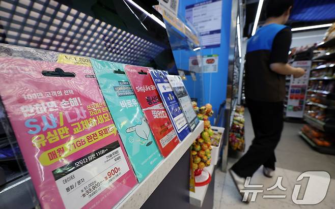 SK텔레콤 유심 해킹 사건 이후 유심 무료 교체 신청이 몰리며 혼란이 커지자, 이용자들이 편의점에서 알뜰폰 유심을 구매하는 사례가 급증했다. 편의점 4사의 유심 매출은 2배 이상 증가했으며, 일부 점포는 품절 사태도 발생했다. 사진은 29일 서울 시내 한 편의점에서 판매하는 알뜰폰 유심. 2025.4.29/뉴스1 ⓒ News1 김진환 기자