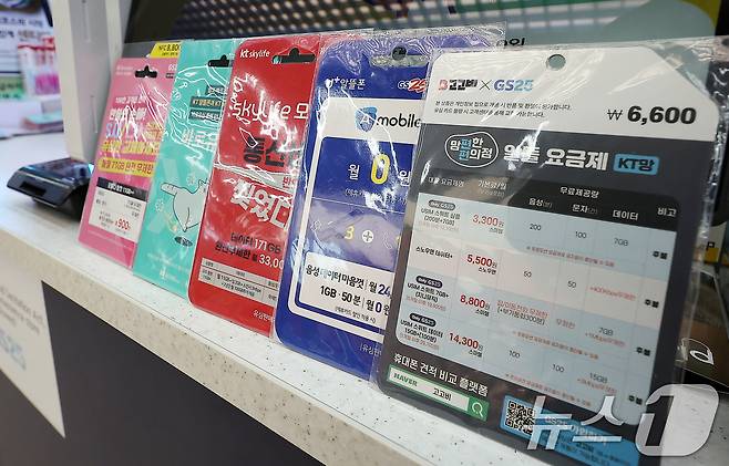 SK텔레콤 유심 해킹 사건 이후 유심 무료 교체 신청이 몰리며 혼란이 커지자, 이용자들이 편의점에서 알뜰폰 유심을 구매하는 사례가 급증했다. 편의점 4사의 유심 매출은 2배 이상 증가했으며, 일부 점포는 품절 사태도 발생했다. 사진은 29일 서울 시내 한 편의점에서 판매하는 알뜰폰 유심. 2025.4.29/뉴스1 ⓒ News1 김진환 기자