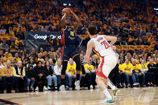 슛을 던지는 골든스테이트 워리어스의 지미 버틀러. ⓒ AFP=뉴스1