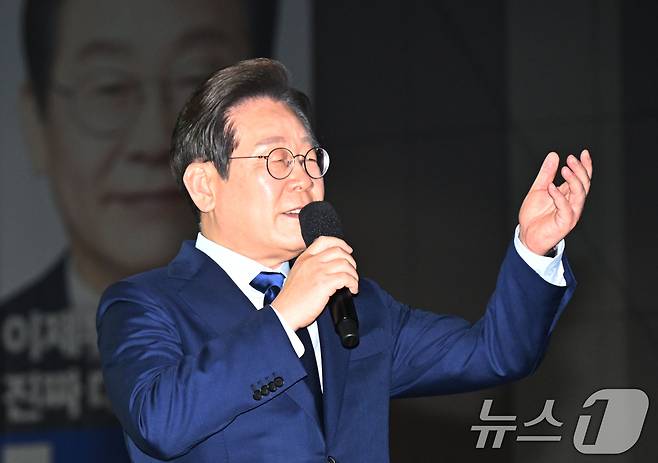 21대 대선 더불어민주당 후보로 선출된 이재명 후보가 27일 경기 고양시 킨텍스에서 열린 수도권·강원·제주 합동연설회에서 수락연설을 하고 있다.(공동취재) 2025.4.27/뉴스1 ⓒ News1 안은나 기자