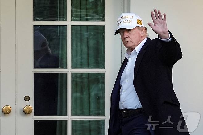 도널드 트럼프 미국 대통령이 27일(현지시간) 뉴저지주 모리스타운에서 워싱턴 백악관에 도착하며 손을 흔들고 있다. 2025.04.28 ⓒ 로이터=뉴스1 ⓒ News1 우동명 기자
