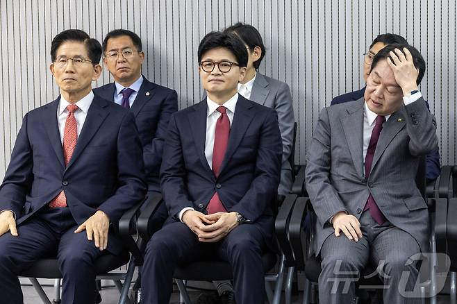 제21대 대통령후보자 국민의힘 3차 경선 진출자를 발표하는 29일 오후 서울 여의도 국민의힘 중앙당사에서 김문수, 한동훈, 안철수 후보가 결과를 기다리고 있다. 2025.4.29/뉴스1 ⓒ News1 국회사진취재단